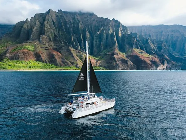Catamarán matinal con snorkel por la costa de Na Pali