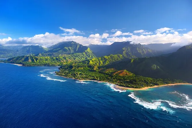 Luftaufnahme der Hanalei Bay und der grünen Berge an der Nordküste