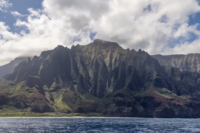 Die Na-Pali-Klippen vom Meer aus unter blauem Himmel