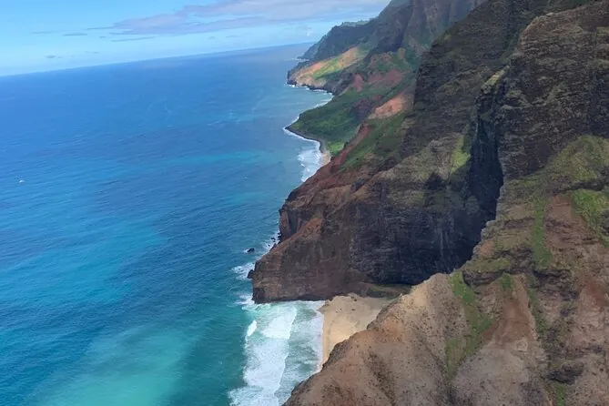 Vista aérea de los acantilados de Na Pali junto al oleaje